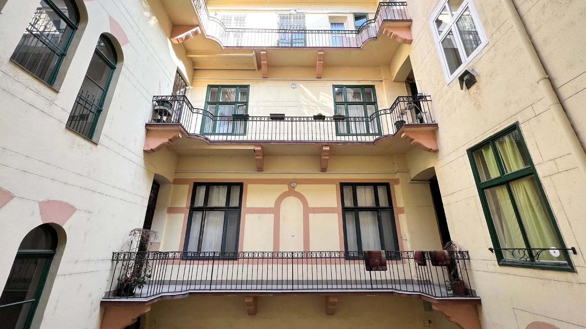 Better Than Home Baross4 Budapest Apartment